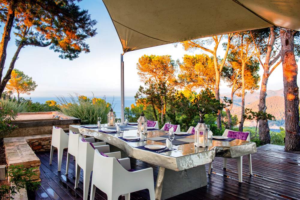 Villa Bright Blue op Ibiza is een goede en luxe optie om te huren als je op zoek bent naar een villa