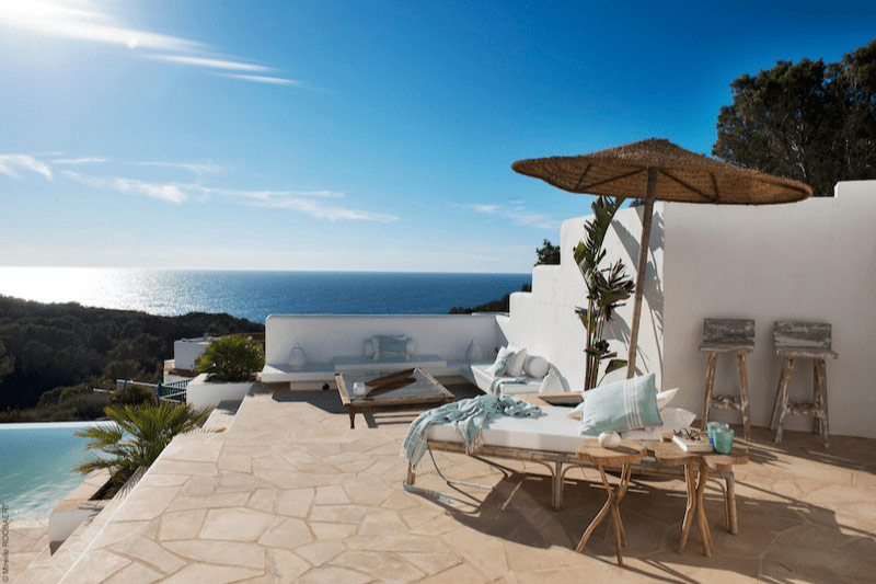 Luxe vakantiehuis op Ibiza huren? Casa Lobo (nabij Cala Vadella) heeft een top zwembad met ligbedjes met parasol