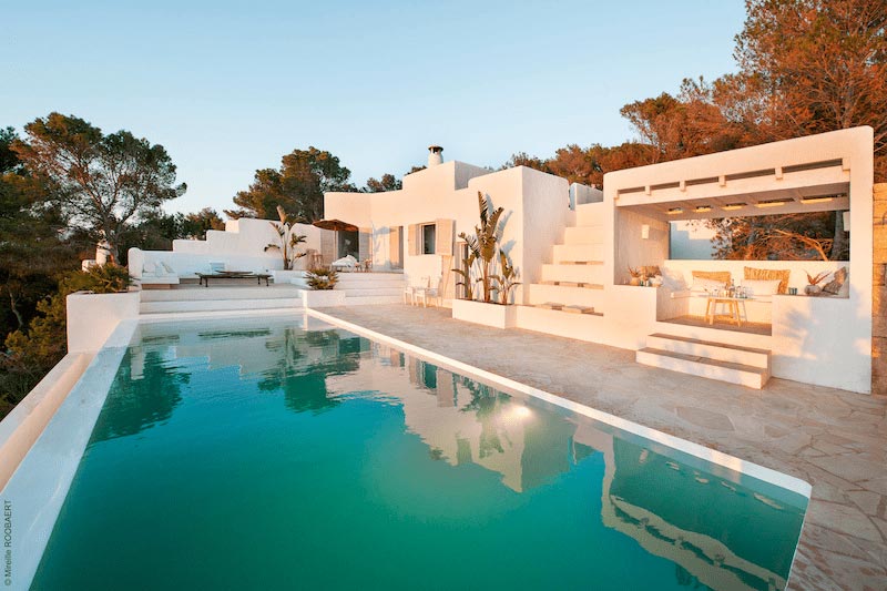 Luxe vakantiehuis op Ibiza huren? Casa Lobo (nabij Cala Vadella) heeft een top zwembad met lekker terras