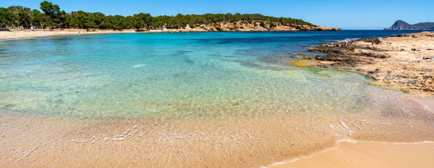 Cala Bassa Ibiza | Een gezellig strand op Ibiza dat populair is als familiestrand