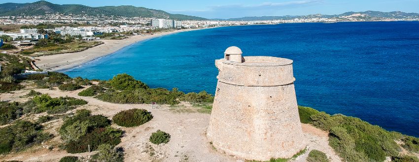 Torre de sa Sal Rossa uitzicht op Playa d'en Bossa.