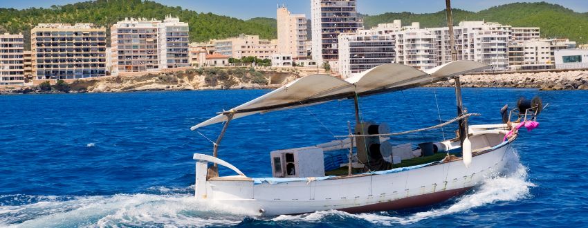 Uitzicht langs de kust op de promenade in San Antonio op idyllisch Ibiza in Spanje