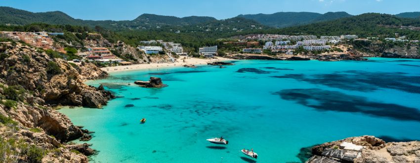 Het strand Cala Tarida op Ibiza is een van de mooiste stranden van Ibiza